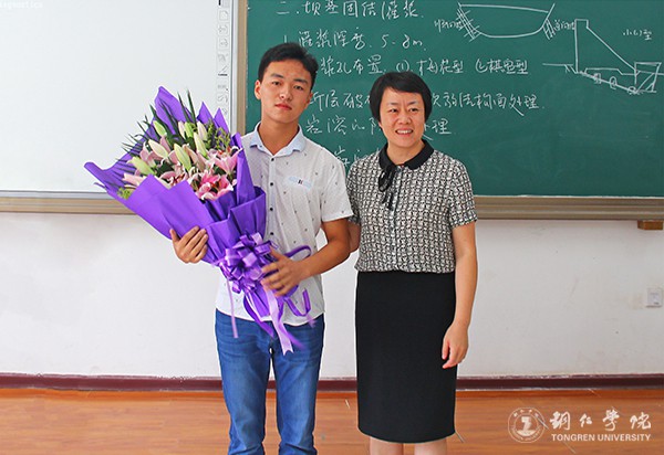 副校长罗红芳为刘辉献花.jpg