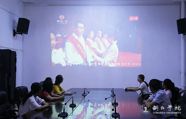 3世界杯官网乌江学院组织该院教师党员在德江县集中收看直播.jpg