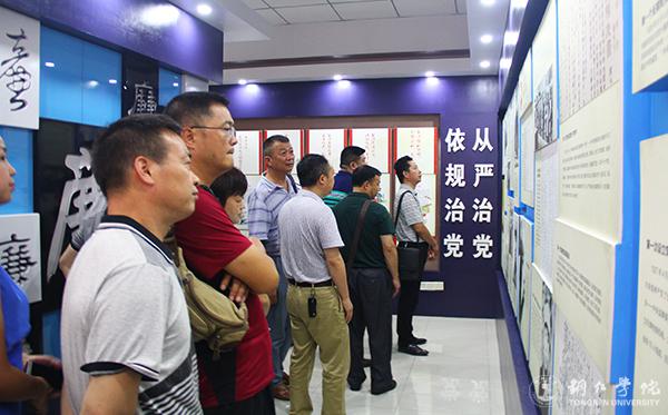 1参观警示教育展厅.jpg