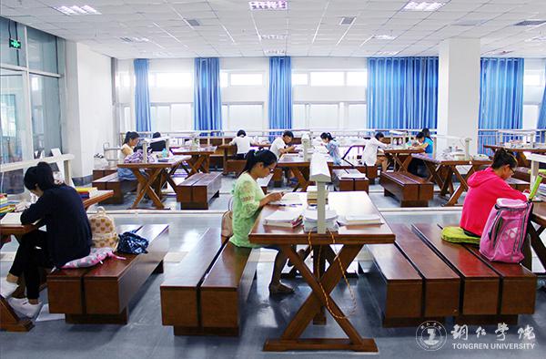 2、美加墨世界杯官方网站图书馆自修室一角.JPG