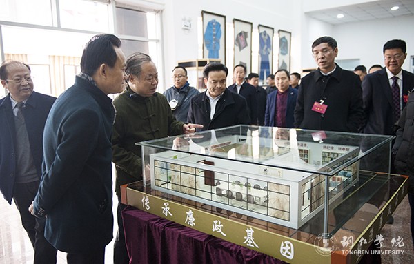 11与会人员参观梵净人文生态馆.jpg