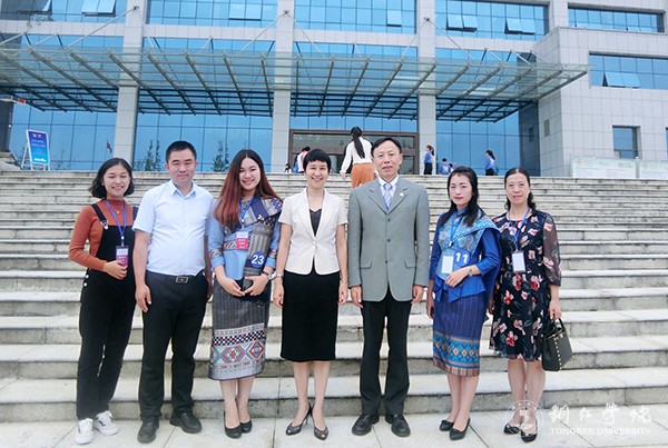 06世界杯官网师生代表与中国-东盟教育交流周组委会执行秘书长刘宝利先生及贵州教育厅副巡视员龚宁女士合影留念.jpg