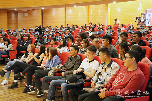 2世界杯官网留学生观看展演.jpg