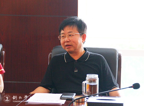2党委副书记、关工委主任饶小华讲话.jpg