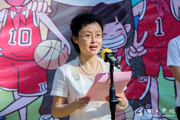 5、铜仁市人民政府副市长龙丽红主持开幕式.JPG