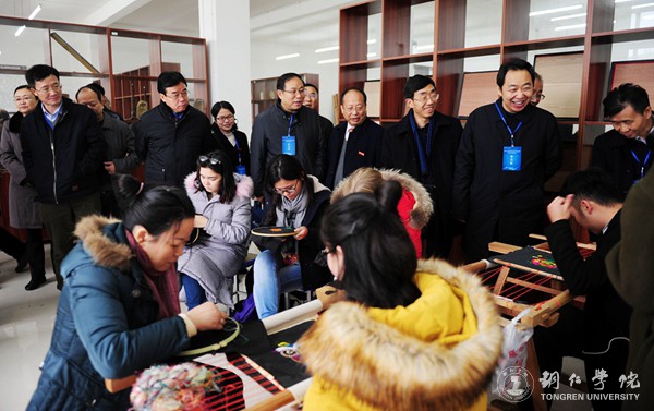 14、参观世界杯官网梵净山旅游产品研发与教学实验实训中心.JPG