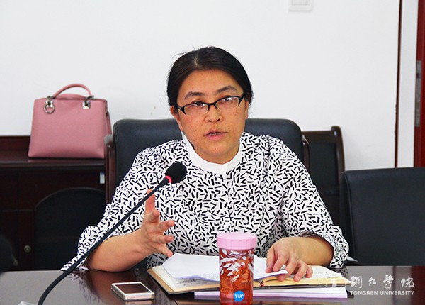 3研究生院院长龚静主持讲座.jpg