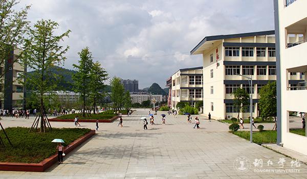 1赶赴新学期第一堂课的师生们.jpg