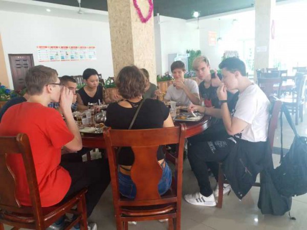 3食堂就餐.jpg