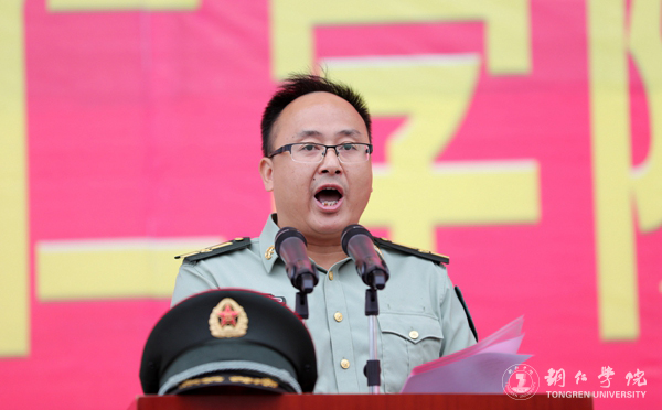 6、世界杯官网武装部部长张钱主持开学典礼暨军训动员大会.JPG