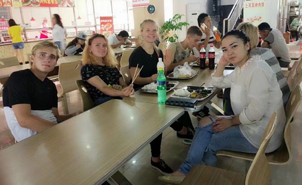 3食堂就餐.jpg
