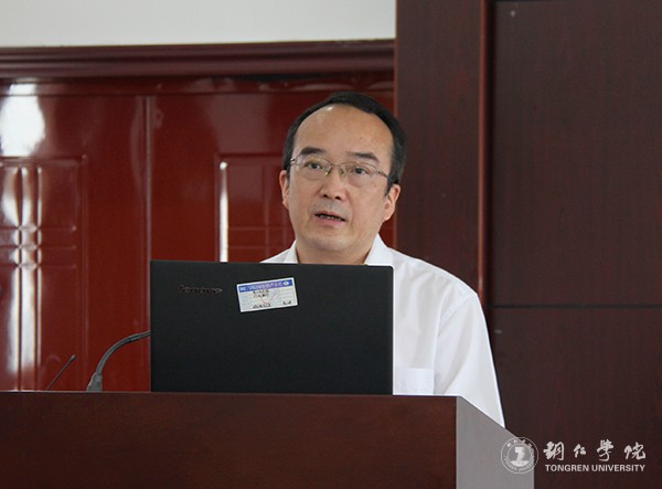 3副校长代亮主持会议.jpg