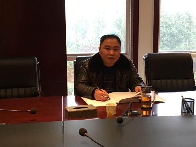 张江林主持会议.jpg