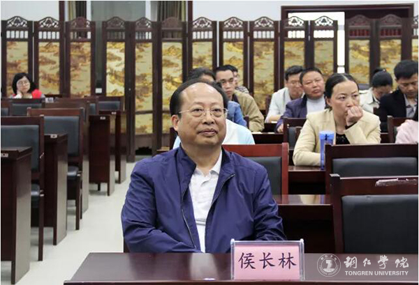 2世界杯官网校长侯长林教授出席讲座.jpg