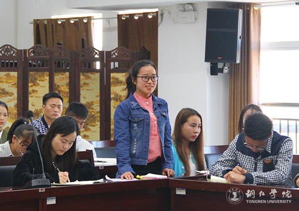6与青年学生现场交流.jpg